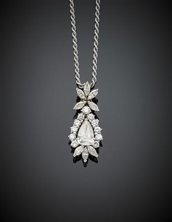 Pendente in oro bianco con diamanti rotondi e a navette a rifinire un...