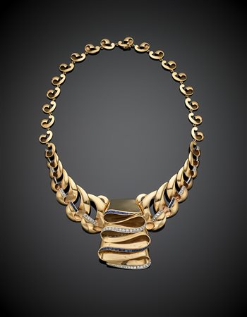 Collier in oro giallo a volute scalate con centrale pieghettato utilizzabile...