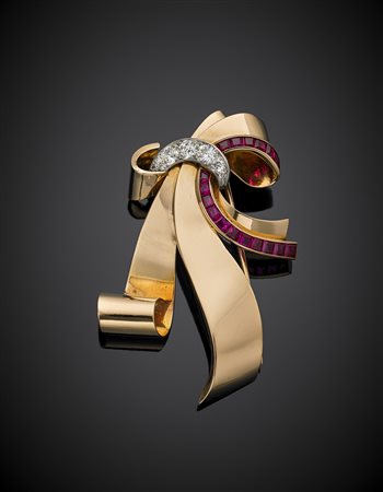 Broche in oro giallo e bianco a guisa di nastri con diamanti rotondi per...