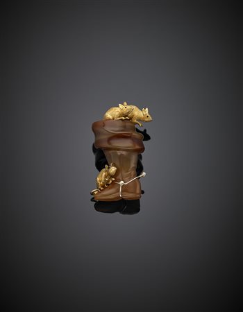 Broche in agata a guisa di stivale con topolini in oro giallo, g 26,98,...