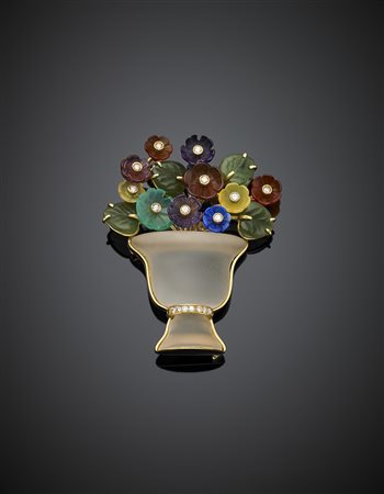 Broche a vaso in quarzo ialino scolpito e satinato con varie gemme scolpite a...