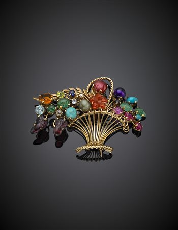 Broche in oro giallo a filo a forma di vaso fiorito con gemme di varia forma,...