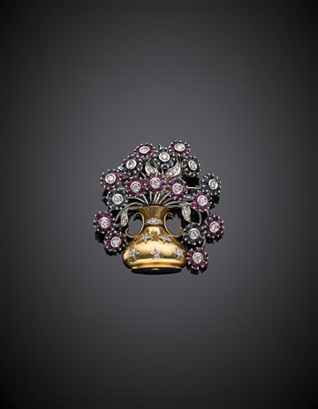 Broche a vaso fiorito in oro giallo e bianco con diamanti, zaffiri e rubini,...