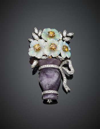 G.FERREROBroche a guisa di vaso fiorito con vaso scolpito in ametista e fiori...