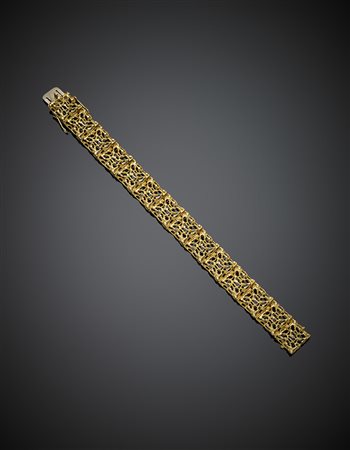 Bracciale a moduli battuti in oro giallo, g 39,99, lungh. cm 19,8...