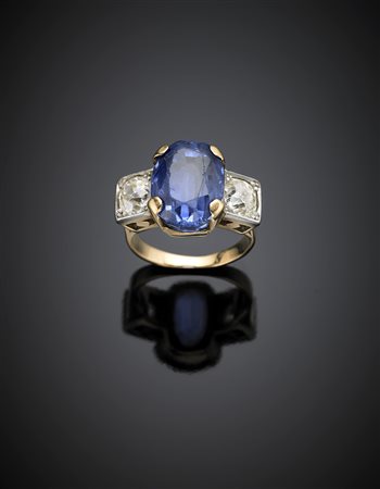 Anello in oro giallo e bianco con zaffiro centrale taglio a cuscino di ct. 10...