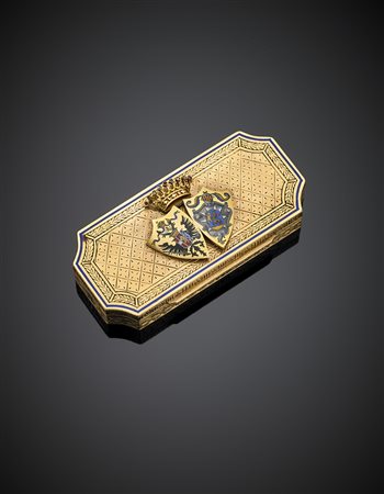 Scatola in oro giallo cesellato e smalto blu, rifinita sul coperchio con due...