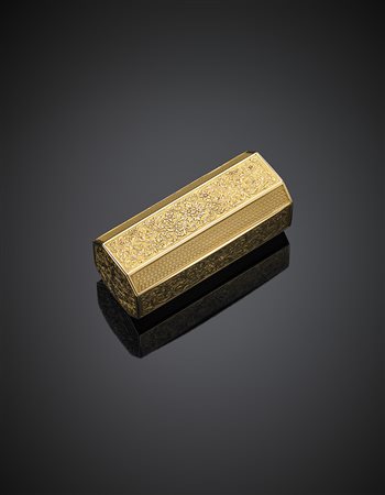 *Portasigarette ottagonale in oro giallo cesellato e inciso, g 105,68, lungh....
