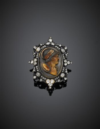 Snuff-box ovale in oro giallo, argento e diamanti a mezza rosetta e a cuscino...