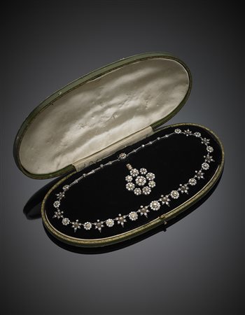 Demi-parure composta da collier e spilla/pendente in oro rosso e argento con...