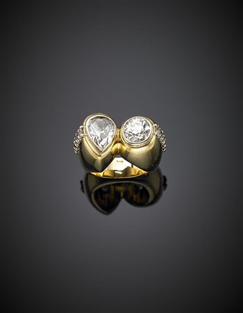 Anello in oro giallo bombato con due diamanti: uno rotondo di ct. 2,30 circa...