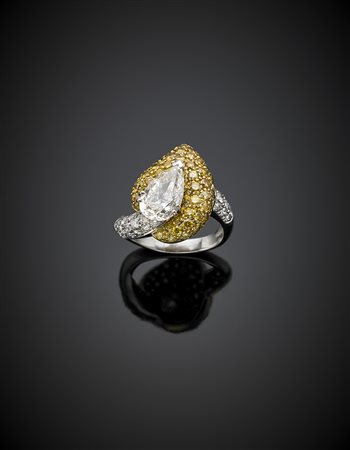 Anello in oro bianco e giallo con diamante a goccia di ct. 2,87 contornato da...