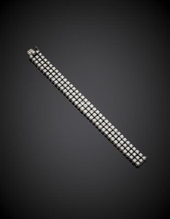 Bracciale in oro bianco a tre file di diamanti rotondi per complessivi ct. 27...