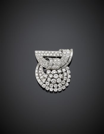 Broche in oro bianco con diamanti rotondi baguette e tapered per complessivi...