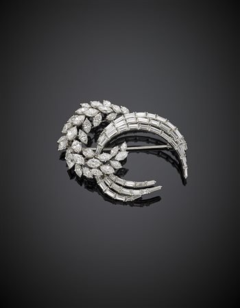 Spilla in oro bianco a volute con diamanti marquise e baguette per...