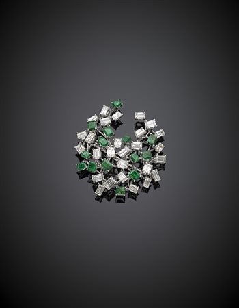 Broche in oro bianco con diamanti e smeraldi rettangolari rispettivamente per...