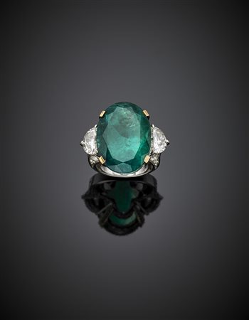 Anello in oro bianco e giallo con smeraldo ovale di ct. 24 circa affiancato...