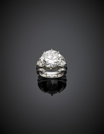 WOLFERS FRERESAnello in platino con diamante rotondo centrale di ct. 10,27 e...