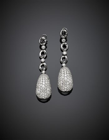SABBADINIOrecchini pendenti a maglie in oro bianco e rodiato nero a sostenere...