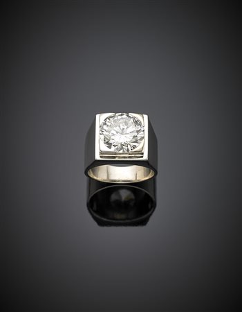 Anello a fascia in oro bianco con diamante rotondo di ct. 5,63, g 11,12...