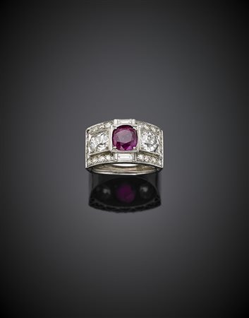 Anello a fascia in platino con diamanti di cui due rotondi ai lati di un...