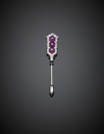 Spilla da bavero in platino, boule di rubini, diamanti e onice, g 6,08,...