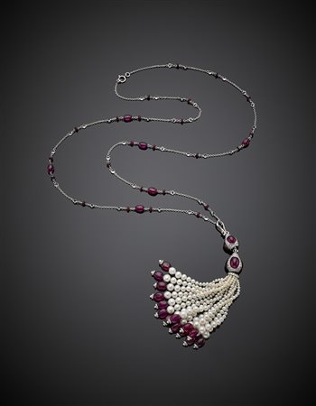 Sautoir in oro bianco, diamanti e rubini, terminato da un pendente a nappa di...