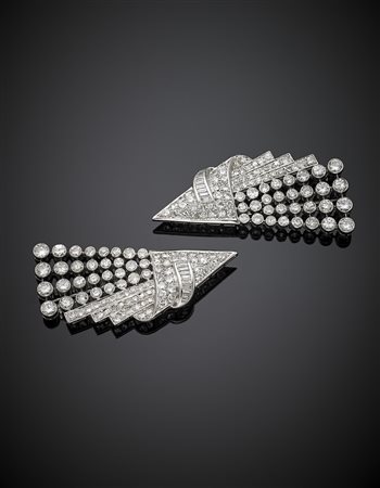 Due broche a clip in oro bianco e platino con diamanti rotondi e a baguette,...