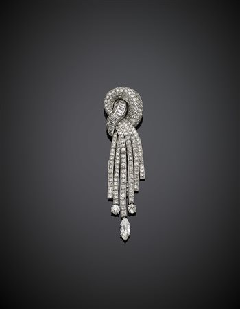 Broche a nodo con nappa mobile in oro bianco con diamanti rotondi, baguette,...