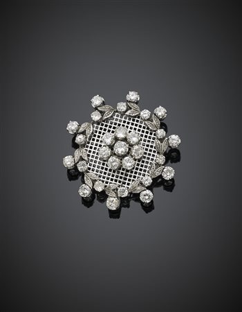 Spilla rotonda a rete in oro bianco e diamanti per complessivi ct. 4,50 circa...