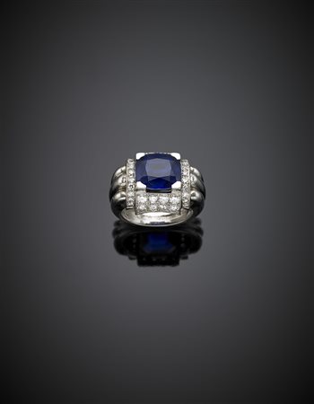WOLFERS FRERES Anello in platino, a nervature con zaffiro Kashmir centrale a...