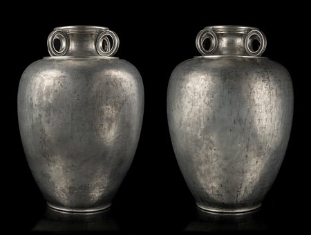 M.BUCCELLATIRara coppia di vasi in argento 800/1000 con quattro anse ad...