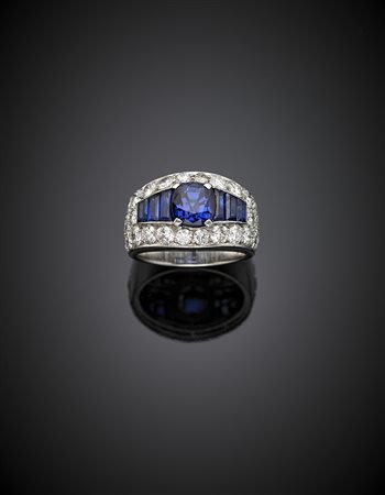 BULGARIAnello in platino con zaffiri a cuscino e calibré per complessivi ct....