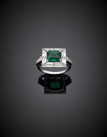 Anello in oro bianco con smeraldo rettangolare di ct. 1,90 circa e diamanti...