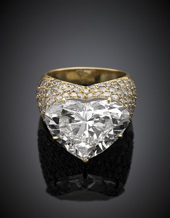 Anello a fascia in oro giallo con diamante a cuore di ct. 10,23 rifinito con...