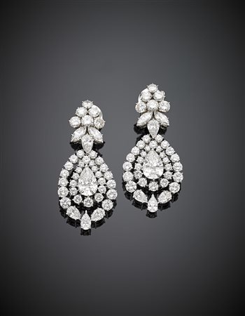 VAN CLEEF & ARPELS Orecchini pendenti in platino con pendente smontabile. I...