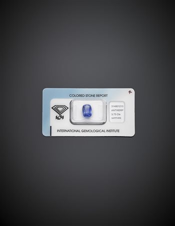 Zaffiro a cuscino di ct. 3,73 in blister. Accompagnato da analisi gemmologica...