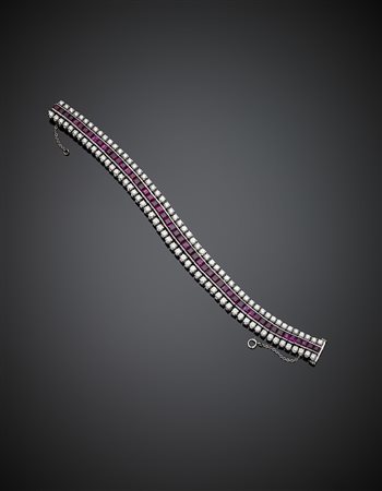 Bracciale in oro bianco con una fila di rubini carrè a scalare per...
