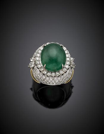 Anello a cupola in oro bianco con smeraldo cabochon di ct. 21,07 circa, pavé...