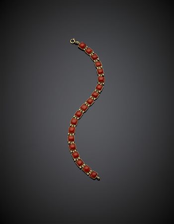 Bracciale in oro giallo con cabochon rettangolari in corallo rosso arancione,...