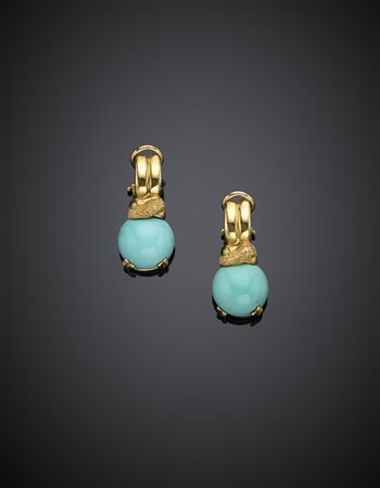 Orecchini in oro giallo con perno e clip rifiniti con due turchesi cabochon,...