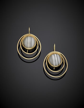 Orecchini pendenti in oro giallo a monachella e agata cabochon, g 13,94,...