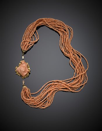 Collana a tredici fili di corallo rosa con al centro una chiusura/spilla in...