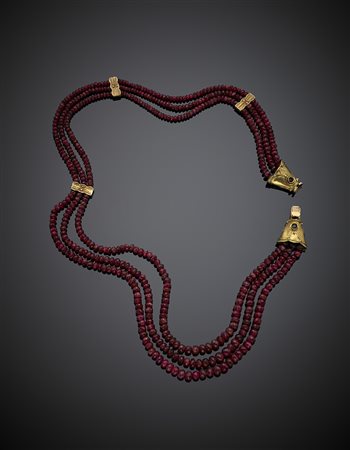 Collana a tre fili di boules di rubini traslucidi, sfaccettati e scalati con...