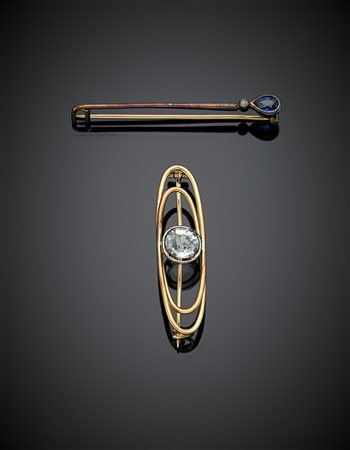 Lotto composto da due spille in oro giallo, una con zaffiro a goccia e...