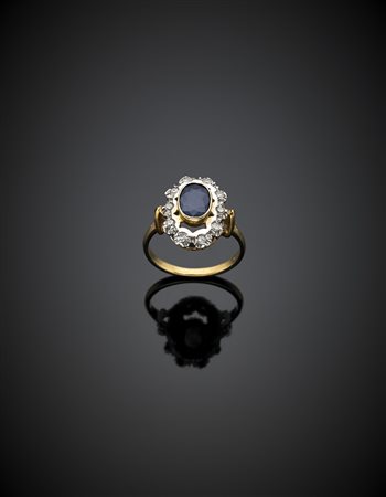 Anello in oro giallo e bianco con zaffiro ovale e piccoli diamanti a...