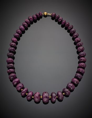 Collana con grandi rubini a boule sfaccettate da mm 24.85 a mm 13.83 a...