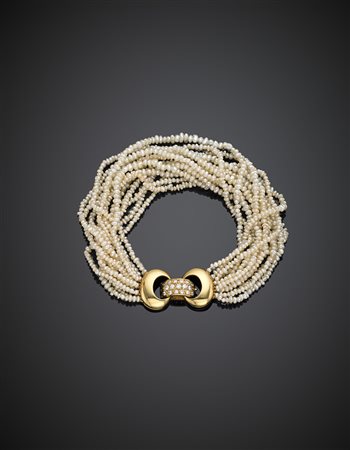 *MISSIAGLIABracciale composto da 13 fili di piccole perle con chiusura in oro...