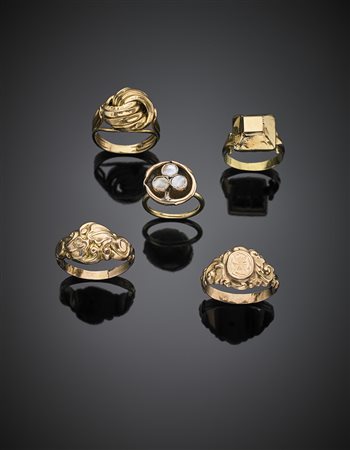 Cinque anelli in oro di varia foggia uno con madreperla, complessivi g 14,09...