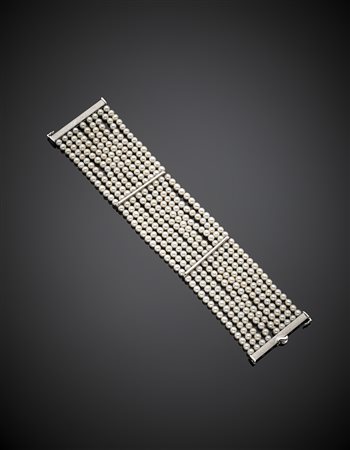Bracciale a 9 fili di perle coltivate bianche di mm 4-4,5 circa rifinito con...